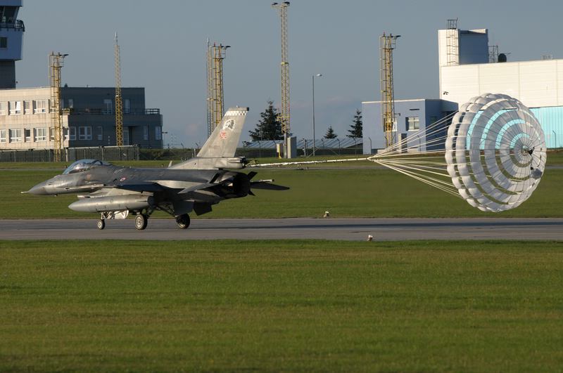 comp_RARO 13_16.jpg - Turkish Air Force F-16C with break chute